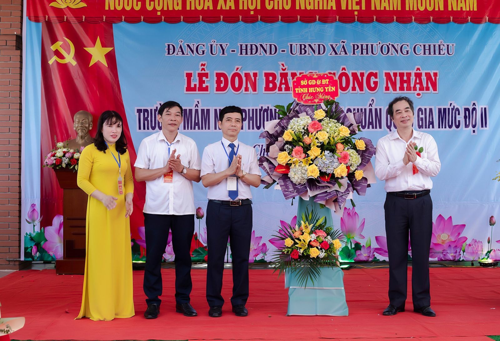 Đồng chí Đỗ Tiến Hùng, Phó Giám đốc Sở Giáo dục - Đào tạo trao Bằng công nhận đạt trường chuẩn quốc gia mức độ 2